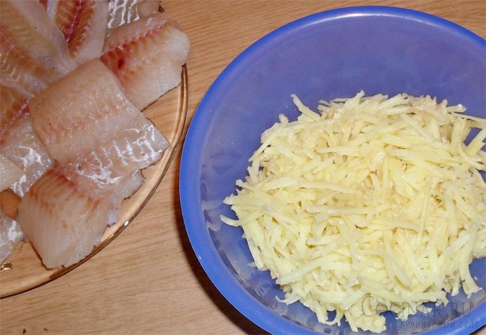 Картошка с рыбой минтай. Картофель натереть на крупной терке. Рыба с тертым картофелем. Минтай с картошкой на сковороде. Филе минтая с яйцом на сковороде.