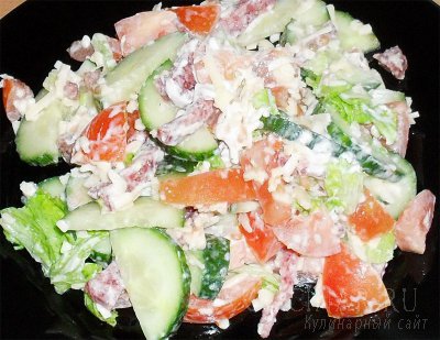 Салат с овощами и колбасой