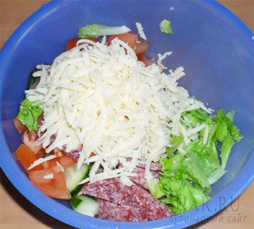Салат с овощами и колбасой