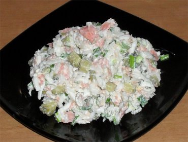 Салат из отварной красной рыбы с рисом
