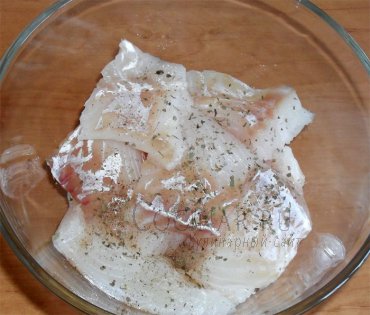 Рыба запеченная с картофелем под сыром в духовке