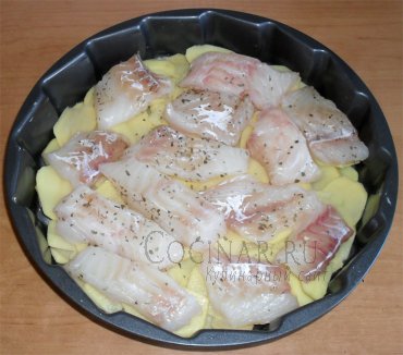 Рыба запеченная с картофелем под сыром в духовке