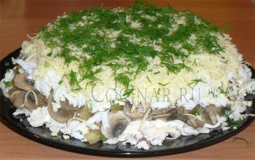 Слоеный салат с грибами и курицей
