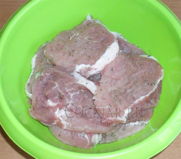 Свинина запеченная в духовке под майонезно-горчичным соусом