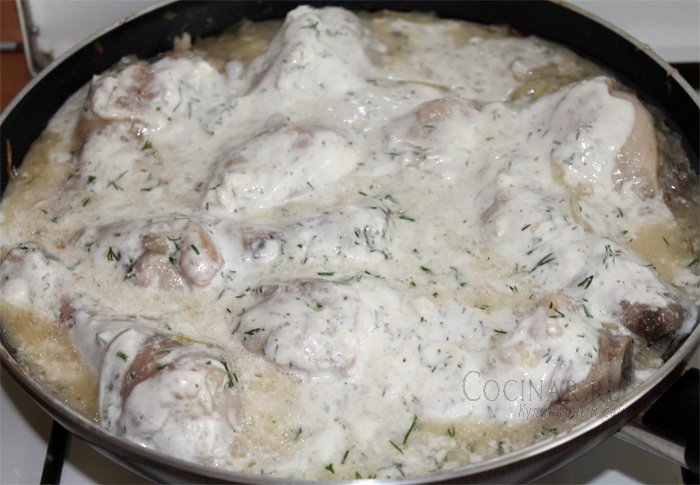 Курица в сметане соусе на сковороде