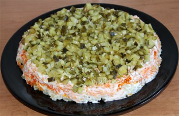 Салат с тунцом и маринованными огурцами
