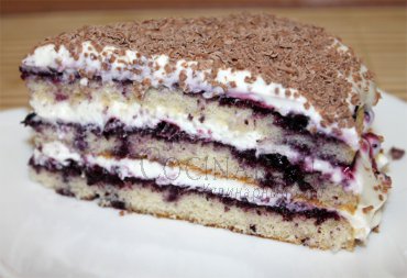 Бисквитный торт с черничной начинкой