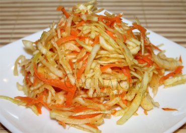 Салат из свежей капусты с морковью и уксусом