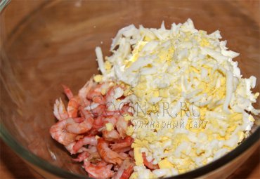 Салат с креветками, сыром и яйцом