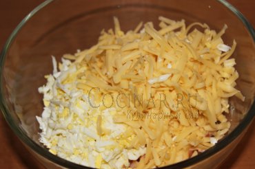 Салат с креветками, сыром и яйцом
