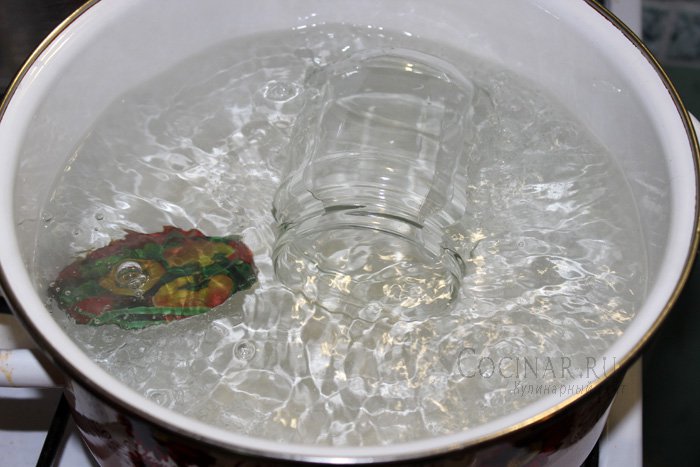 Воду можно кипятить в любой стеклянной посуде. Стерилизация банок кипятком. Посуда для стерилизации банок заготовок. Кастрюля с водой. Хваталка стерилизация банок.