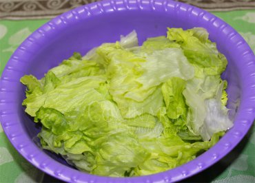 Салат с салатом Айсберг, огурцом и кукурузой