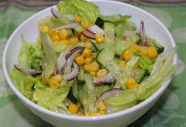 Салат с салатом Айсберг, огурцом и кукурузой